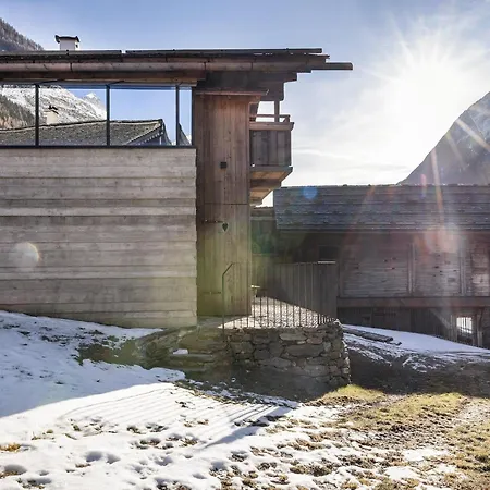 Domek alpejski Charming Chalet-style Feeder House *