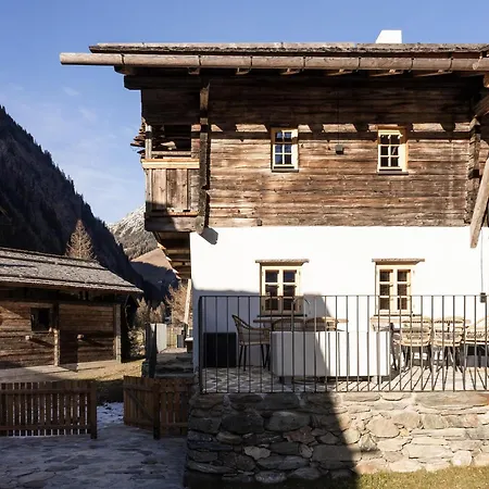 Domek alpejski Charming Chalet-style Feeder House