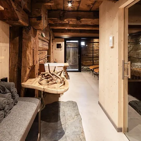 Charming Chalet-style Feeder House