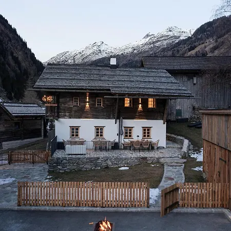 Domek alpejski Charming Chalet-style Feeder House